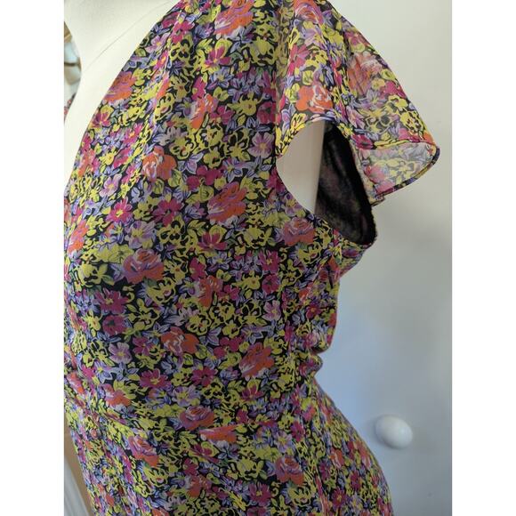 The East Order V-Neck Floral Midi Dress Size Medium Lightweight Boho Buttons - Picture 6 of 9